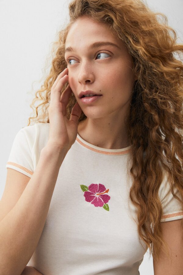 Cropped Short Sleeve T-shirt With Embroidered Detail - Görsel 3
