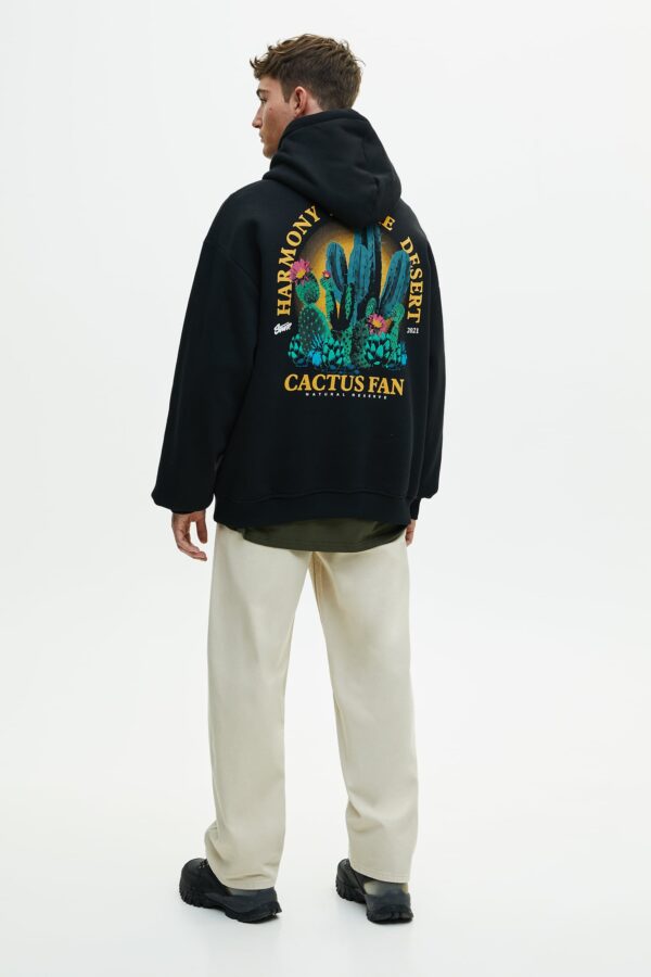 Black Hoodie With Contrast Graphic - Görsel 2