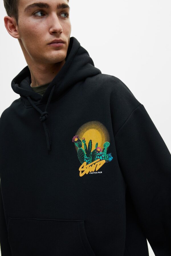 Black Hoodie With Contrast Graphic - Görsel 3